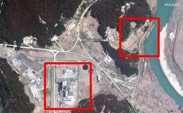 14일(현지시간) 미국 상업위성업체 맥사(Maxar)가 공개한 북한 영변 핵시설 위성사진. 지난달 20일 촬영된 사진에서는 북한이 50㎿ 원자로의 2차 냉각 루프를 강에 있는 펌프장과 연결한 것이 확인됐다. 왼쪽 빨간 상자는 냉각 루프가 연결된 50㎿ 원자로이며, 오른쪽 위 빨간 상자는 냉각 루프와 강에 있는 펌프장을 연결하는 새 파이프다./로이터 연합뉴스(맥사 테크놀로지 제공)