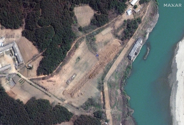 14일(현지시간) 미국 상업위성업체 맥사(Maxar)가 공개한 북한 영변 핵시설 위성사진. 지난달 20일 촬영된 이 사진에서는 북한이 50㎿ 원자로의 2차 냉각 루프를 강에 있는 펌프장과 연결한 것이 확인됐다. 사진에 북한이 연결한 새 파이프 라인이 선명하다./로이터 연합뉴스(맥사 테크놀로지 제공)