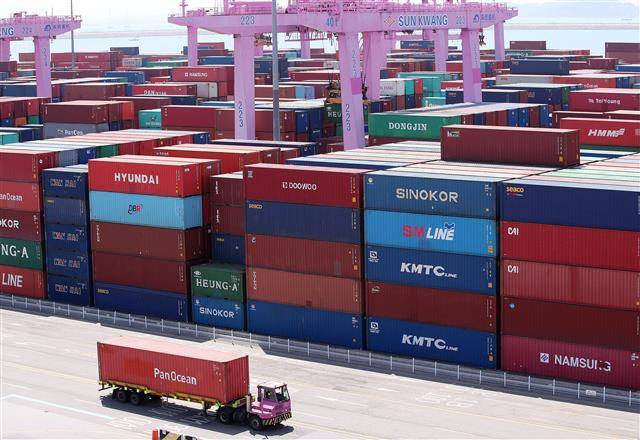 4월 수출입 컨테이너 운임 현황에 따르면 우리나라에서 미국 동부로 가는 수출 컨테이너 2TEU(40피트 표준 컨테이너 1대)당 평균 신고운임은 1626만 7000원으로 사상 최고치를 기록했다. 사진은 인천신항에 적재된 수출용 컨테이너.뉴스1