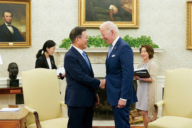 문재인 대통령과 조 바이든 미국 대통령이 지난 2021년 5월21일 미국 워싱턴 백악관에서 만나 악수하고 있다.ⓒ연합뉴스