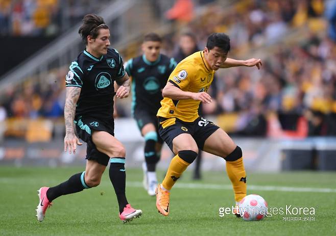 볼 경합을 펼치는 울버햄튼 공격수 황희찬. Getty Images 코리아