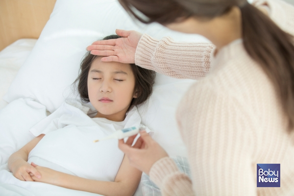 콧물이 나오고 코가 막히다 보니 대개 감기로 혼동을 하면서 아이가 감기를 달고 산다고 생각하는 경우가 많다. 물론 감기도 정상적인 아이들이면 일 년에 5~6회 걸릴 수 있는데, 감기는 호흡기 바이러스 감염으로 발생하는 급성 비인두염으로 대개 5~7일이면 호전되는데 알레르기 비염은 알레르기에 의한 질환으로 자주 반복되며 특히 연중성인 경우 일년내내 증상이 나타날 수도 있다. ⓒ베이비뉴스