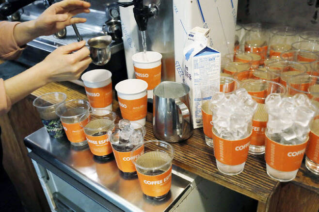 서울 시내 한 카페에 일회용컵이 쌓여있다.(사진=뉴스1)