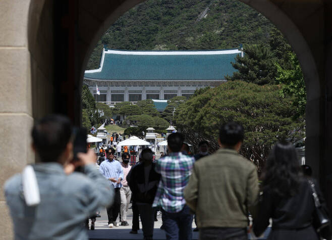 청와대 개방 후 첫 주말인 5월 15일 서울 종로구 청와대에서 시민들이 본관을 배경으로 기념 촬영을 하고 있다.(사진=뉴스1)
