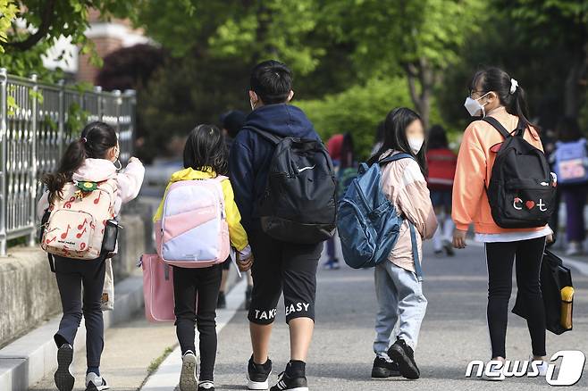 서울 한 초등학교에서 학생들이 등교하고 있다. /뉴스1 © News1 사진공동취재단