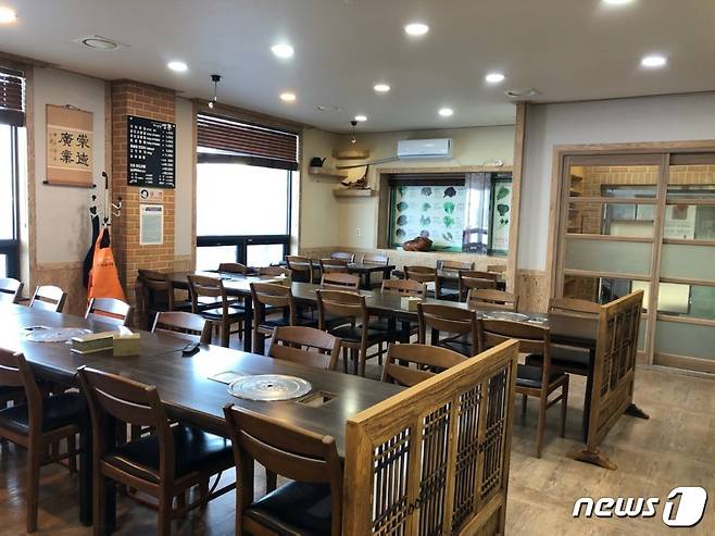 지난해 입식테이블 교체를 완료한 식당..(옥천군 제공)© 뉴스1