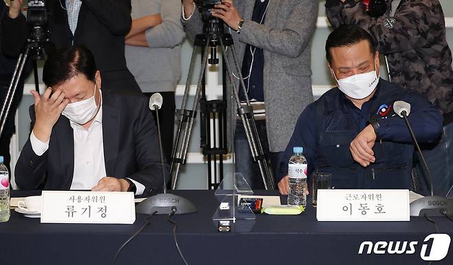 최저임금위원회 근로자위원인 이동호 한국노총 사무총장(오른쪽)과 사용자위원인 한국경영자총협회 류기정 전무가 4월5일 오후 서울 중구 프레스센터에서 열린 최저임금위원회 올해 첫 전원회의에 참석하고 있다. 2022.4.5/뉴스1 © News1 박지혜 기자