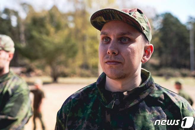 핀란드 국방훈련협회(MPK) 군사훈련에 지원한 빌레 부카(28·엔지니어). 2022. 5. 14. © AFP=뉴스1 © News1 최서윤 기자