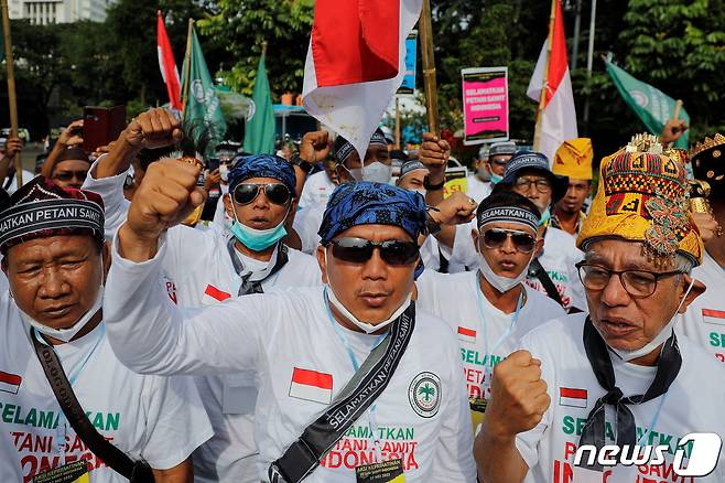 인도네시아에서 17일(현지시간) 팜유 수출금지 중단을 촉구하는 시위가 벌어졌다. © 로이터=뉴스1 © News1 정윤영 기자