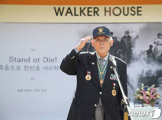 17일 부산 남구 부경대학교 워커하우스 앞에서 열린 '워커 장군과 유엔참전용사 진혼제 및 헌다례' 에서 유승덕 참전용사가 거수경례를 하고 있다. 2022.5.17/뉴스1 © News1 김영훈 기자