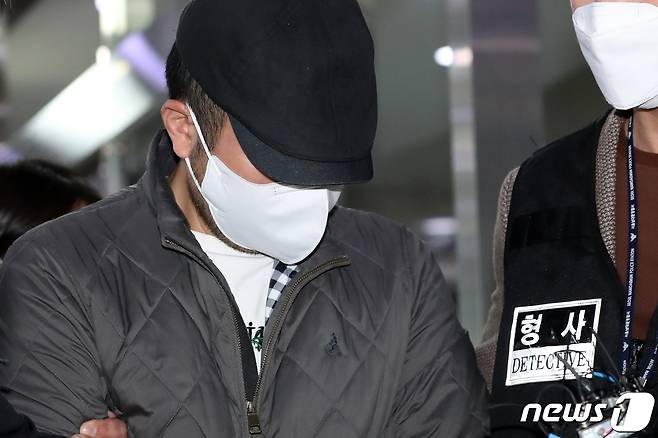 우리은행에서 6년간 세 차례에 걸쳐 회삿돈 614억 원을 횡령한 직원 A씨가 6일 오전 서울 중구 남대문경찰서에서 검찰로 송치되고 있다. A씨는 지난 2012년부터 2018년까지 6년 동안 세 차례에 걸쳐 회삿돈을 인출해 총 614억 원을 횡령한 혐의를 받는다. 2022.5.6/뉴스1 © News1 이승배 기자