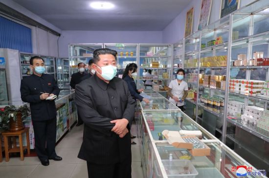 김정은 북한 국무위원장이 마스크를 쓰고 평양시 안의 약국들을 찾아 의약품 공급실태를 직접 요해(파악)하고 있다. [이미지출처=연합뉴스]