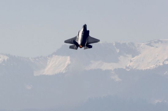 지난 3월23일, 스위스 에멘 공군기지에서 F-35 전투기가 훈련을 위해 이륙하고 있다. 에멘(스위스)= 로이터·연합뉴스