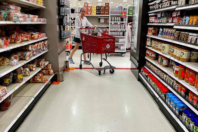 미국 메릴랜드주 아나폴리스에 있는 타깃 매장에서 16일(현지 시각) 한 여성이 쇼핑 카트를 몰고 식품 매대 통로로 움직이고 있다. /AFP연합뉴스