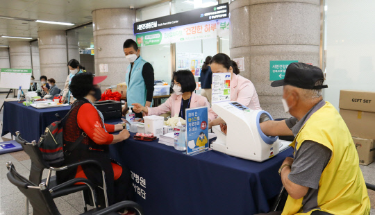 충남대병원 공공보건의료사업단은 17일 '세계 고혈압의 날'을 맞이해 대전역 시민건강증진실에서 '만성질환자의 건강한 하루' 행사를 개최했다. 사진=충남대병원 제공