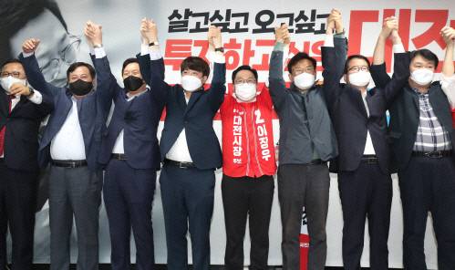 국민의힘 대전시당 6·1 지방선거 선거대책위원회 발대식이 17일 대전 서구 이장우 대전시장 후보 사무실에서 열렸다. 발대식에 참석한 이준석 당대표와 김기현 지방선거 공동선대위원장 등 참석자들이 승리를 위한 결의를 다지고 있다. 최은성 기자