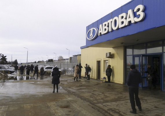 프랑스 자동차 업체 르노가 지분 68%를 보유한 러시아 아브토바즈를 러시아 국영기업에 매각키로 했다. 2016년 2월 24일(현지시간) 러시아 볼가강 유역의 아브토바즈 토글리아티 공장 입구에 직원들이 모여 있다. 로이터뉴스1