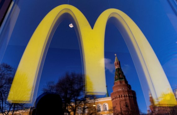 러시아 모스크바의 한 맥도날드 매장에서 바라본 크렘린궁. /사진=로이터뉴스1