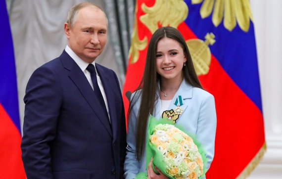 블라드미르 푸틴 러시아 대통령이 2022 베이징동계올림픽에서 금메달을 획득한 러시아 피겨 국가대표 카밀라 발리예바와 기념사진을 찍고 있다. (사진은 기사와 직접적인 연관이 없음) /사진=AP뉴시스