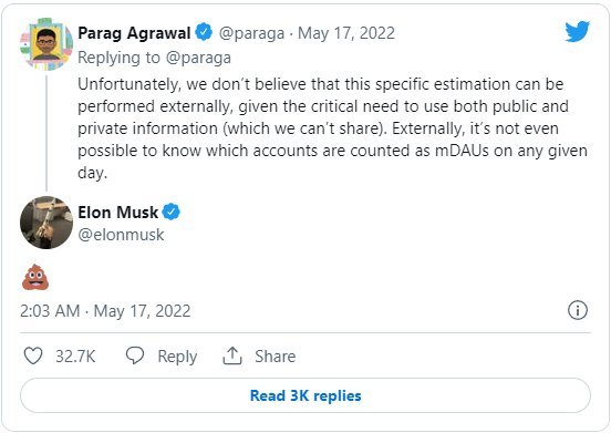17일(현지시간) 트위터에서 오간 일론 머스크와 파라그 아그라왈 트위터 최고경영자(CEO) 사이의 트윗. 머스크는 아그라왈에게 배설물 모양의 보냈다.(트위터 캡처)