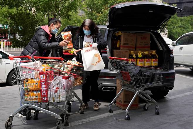 2022년 5월12일 중국 베이징 시민들이 생필품을 사재기하고 있다. AP 연합뉴스