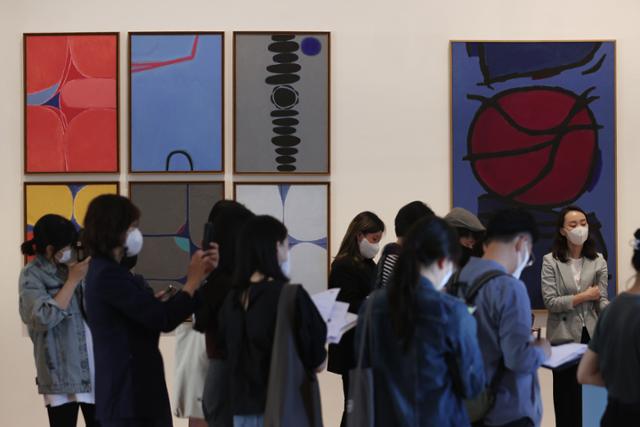 '2022 박물관·미술관 주간' 기자간담회가 열린 17일 서울 종로구 환기미술관에서 참석자들이 시민참여형 전시 '뮤지엄 보이스'를 관람하고 있다. 연합뉴스