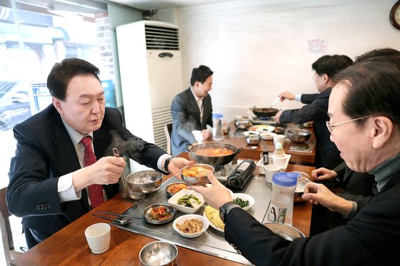 지난 3월 인수위 근처 통의동 김치찌개집에서 점심을 먹는 당시 윤석열 대통령 당선인 일행. [뉴스1]