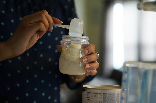 미국 샌안토니오에 사는 리비아 고든이 아들에게 먹일 분유를 타고 있다. 고든은 부족한 아기 분유를 구하기 위해 가족, 친구뿐만 아니라 소셜미디어를 통해 다른 엄마들에게도 연락을 취했다고 밝혔다. AP연합뉴스