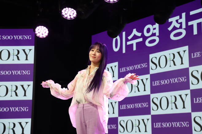Veteran ballad singer Lee Soo-young poses for photos during a press event for her 10th full-length album “Sory,” Tuesday, in Seoul. (New Era Project)