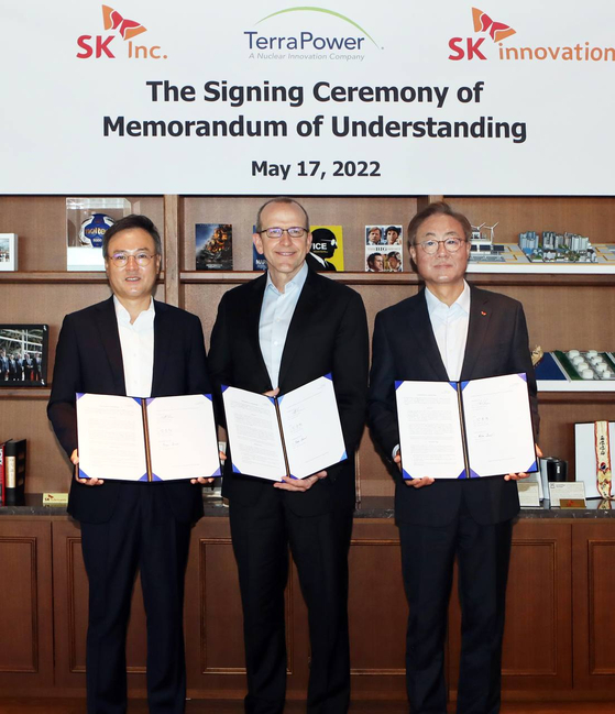 The heads of SK Inc. and TerraPower pose after signing an agreement at the heqduarters of SK Inc. in central Seoul on Tuesday. From left: SK Inc. VIce Chairman Jang Dong-hyun, SK Innovation CEO Kim Jun and TerraPower President and CEO Chris Levesque. [SK INC.]