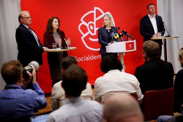 마그달레나 안데르손(왼쪽 세 번째) 스웨덴 총리가 15일(현지시간) 스톡홀름의 집권 사회민주당 당사에서 기자회견을 하고 있다. 로이터 연합뉴스