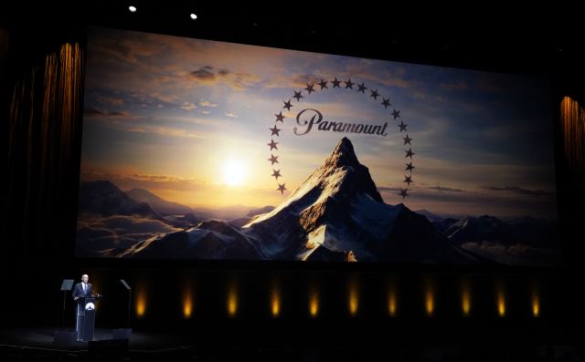 파라마운트 픽처스에서 미국 내 배급을 책임지는 크리스 애런슨 사장이 지난달 28일(현지시간) 네바다주 라스베이거스 시저스팰리스에 열린 2022 시네마콘 행사에서 연설하고 있다. AP뉴시스