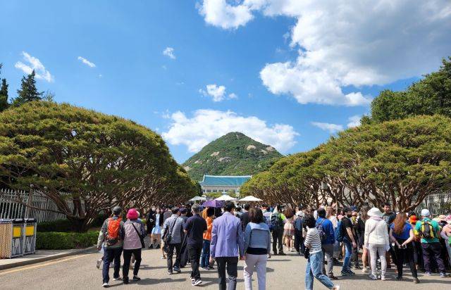 일반 시민에게 청와대 문이 열린 이후 첫 일요일인 15일 오후 청와대 앞이 관람객들로 붐비고 있다. 연합뉴스