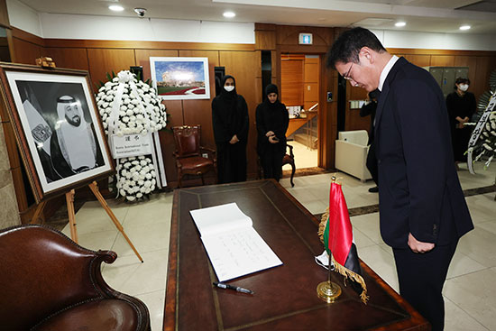 이재용 부회장이 UAE 대사관을 방문 故 할리파 UAE 대통령을 조문했다.(연합뉴스)
