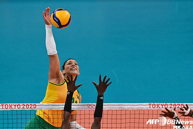 도쿄올림픽 브라질대표 탄다라 카이셰타가 케냐와 여자배구 A조 경기에서 스파이크하고 있다. 사진=AFPBBNews=News1