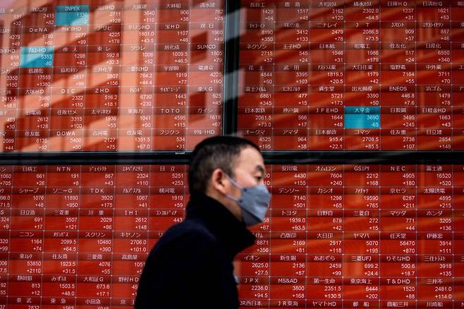 일본 도쿄 증권거래소 앞을 지나는 시민/AFPBBNews=뉴스1