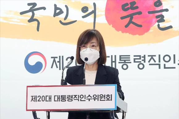 윤석열 정부 초대 질병관리청장에 백경란 성균관대 교수가 내정된 것으로 알려졌다. 백 교수(대통령직 인수위원회 사회복지문화분과 인수위원)가 지난 4월25일 오후 서울 종로구 통의동 대통령직인수위원회 공동기자회견장에서 브리핑을 하고 있다./사진=뉴스1