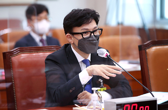 한동훈 법무부장관 후보자가 지난 9일 서울 영등포구 국회에서 열린 인사청문회에서 질의에 답변하고 있다. 뉴시스