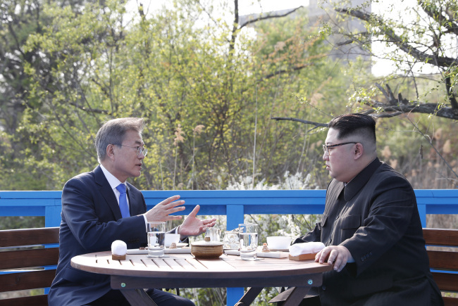 문재인 대통령과 북한 김정은 국무위원장이 2018년 4월27일 오후 판문점 도보다리에서 대화하는 모습. [연합]
