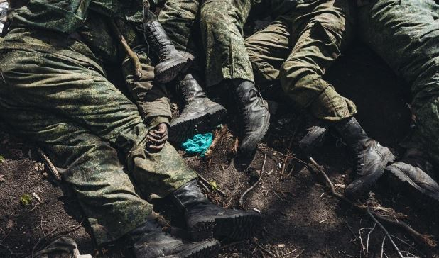 우크라이나 제2도시 하르키우 부근에 집단 매장된 러시아군 병사 시신의 모습. [더선]