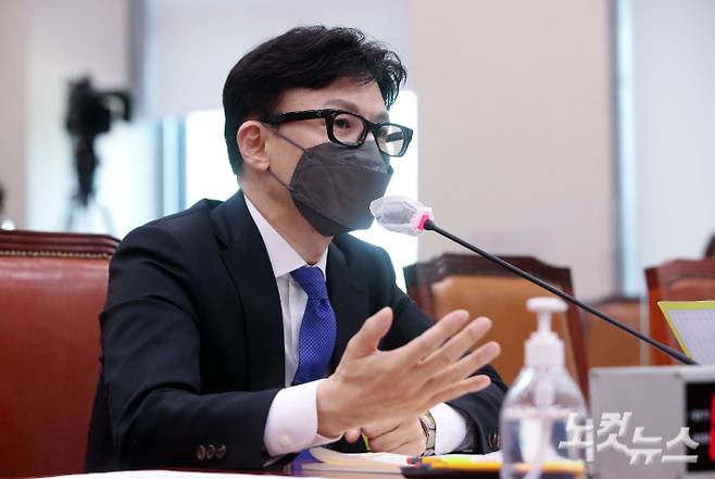 한동훈 법무부장관 후보자가 9일 서울 여의도 국회에서 열린 인사청문회에서 의원 질의에 답변하고 있다. 윤창원 기자
