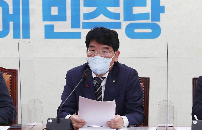 박완주 더불어민주당 정책위의장이 6일 국회에서 열린 정책조정회의에서 발언을 하고 있다. 윤창원 기자
