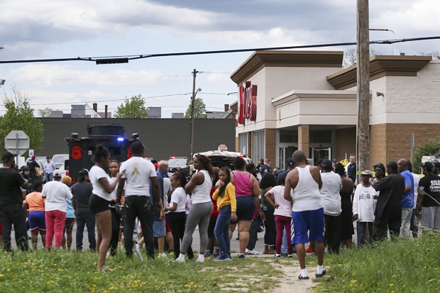 14일(현지시간) 페이튼 S. 젠드런(18)의 총기난사로 10명이 숨지고 3명이 다친 미국 뉴욕주 버펄로  ‘탑스 프렌들리 마켓’ 앞에 주민이 모여 있다./AP연합뉴스