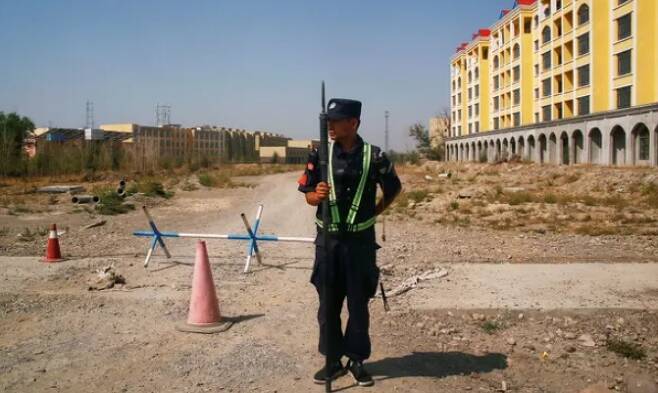 중국 공안이 ‘인권센터’로 불리는 신장위구르자치구의 한 수용소를 지키고 있다 로이터 연합뉴스