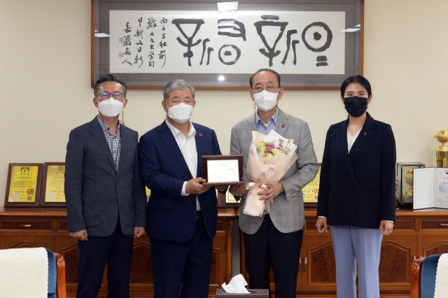 김명준(왼쪽에서 세번째) ETRI 원장이 대전사회복지공동모금회 정태희(″두번째) 회장에게 사랑의 장학금을 전달하고 기념촬영을 하고 있다. 사진제공=ETRI