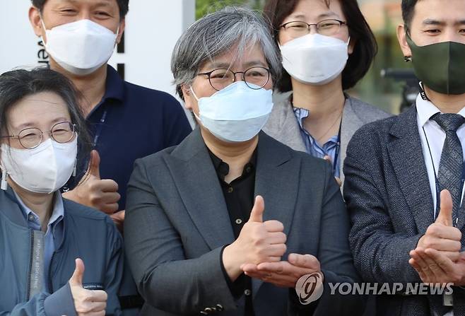 마지막 인사 나누는 정은경 질병관리청장 (청주=연합뉴스) 천경환 기자 = 정부 교체로 질병관리청을 떠나는 정은경 청장이 17일 비공개 이임식을 마치고 직원들과 기념촬영을 하고 있다. 2022.5.17 kw@yna.co.kr