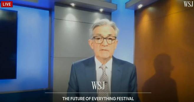 제롬 파월 미국 연방준비제도(Fed) 의장이 17일(현지시간) 일간 월스트리트저널(WSJ)의 ‘더 퓨처 오브 에브리싱 페스티벌’ 행사에서 화상으로 인터뷰를 하고 있다. (출처=WSJ)