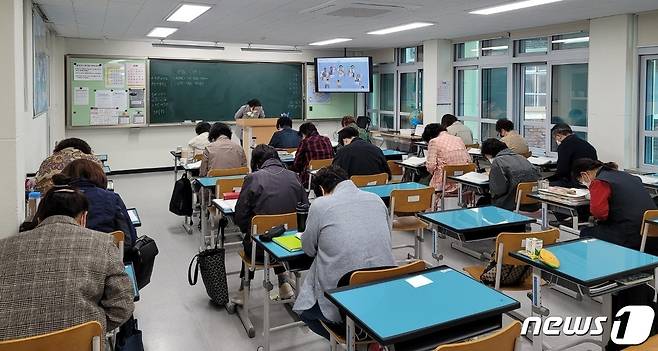 대전시립중고등학교 교사와 학생들이 서로 인사를 나누고 있다. © 뉴스1