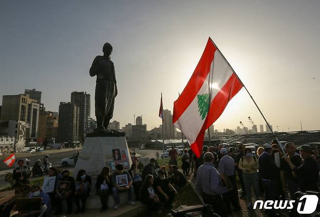레바논 부정부패의 상징이 된 2020년 베이루트 항구 폭발사고 유가족들이 지난달 베이루트항에 모여 시위를 벌이던 모습. 2022. 4. 4. © 로이터=뉴스1 © News1 최서윤 기자