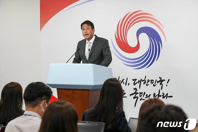 김태효 국가안보실 제1차장이 18일 오후 서울 용산 대통령실 오픈라운지에서 조 바이든 미국 대통령의 2박3일 방한 일정과 관련해 브리핑하고 있다. (대통령실사진기자단) 2022.5.18/뉴스1 © News1 안은나 기자